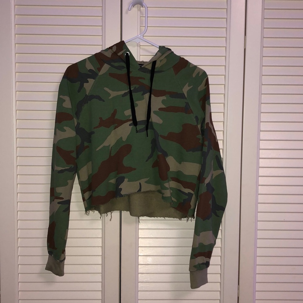 camo cropped hoodie